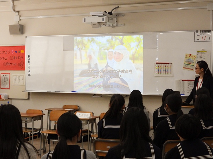 グループごとに、先生のお話をうかがいます