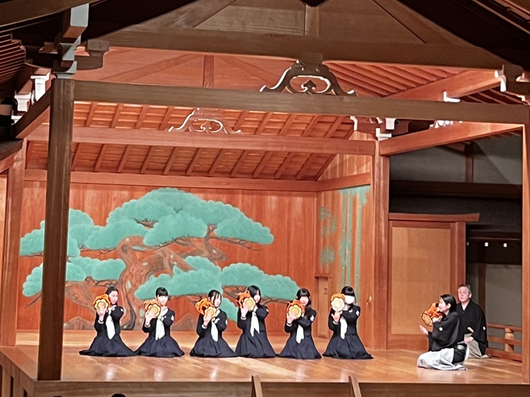 小鼓の持ち方・打ち方を丁寧に教えていただきました。