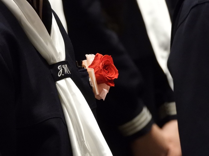 胸には学年カラーを基調にしたコサージュを付けます