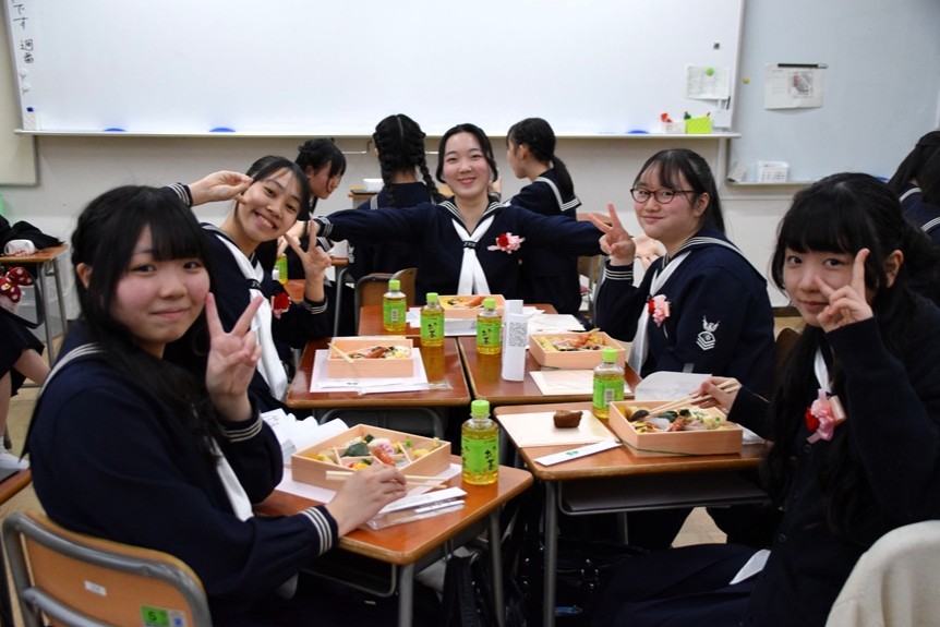 みんなで立派なお弁当をいただきました