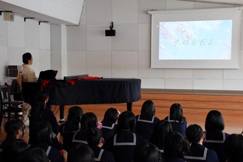 生徒が作成したスライドショーを披露