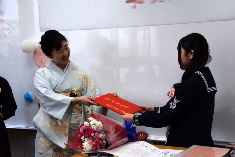 担任から卒業証書を手渡します