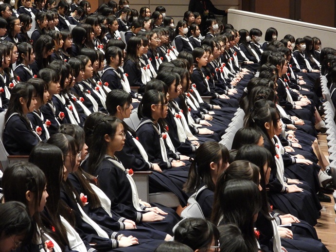 胸元には学年カラーを基調にしたコサージュ