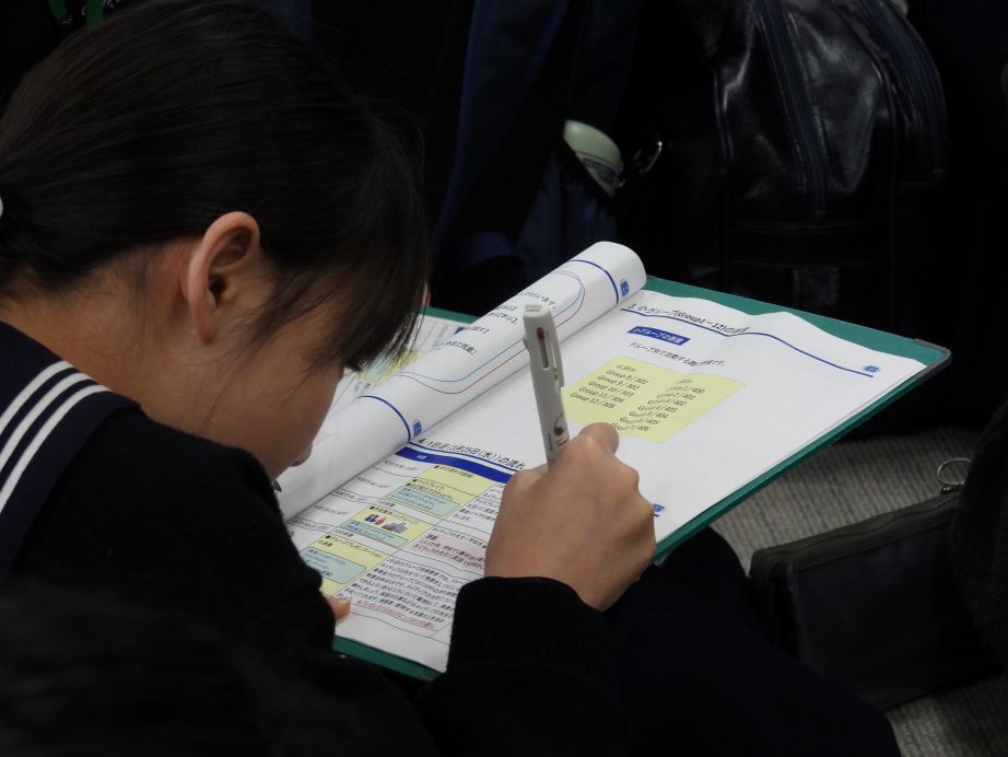 テーマに沿って真剣に考えます