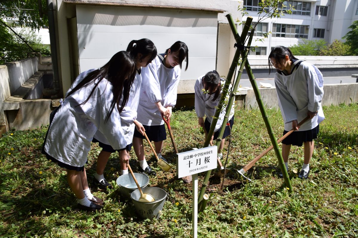 植樹式 生活部が代表して植樹を行う様子