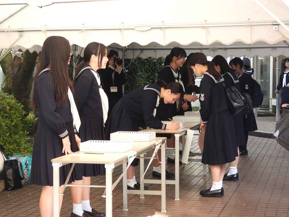 受付でクラスを伝え名札を受け取ります