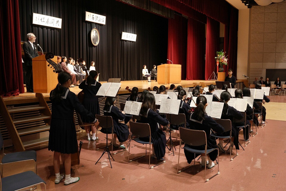 弦楽合奏クラブによる生演奏で新入生は入場