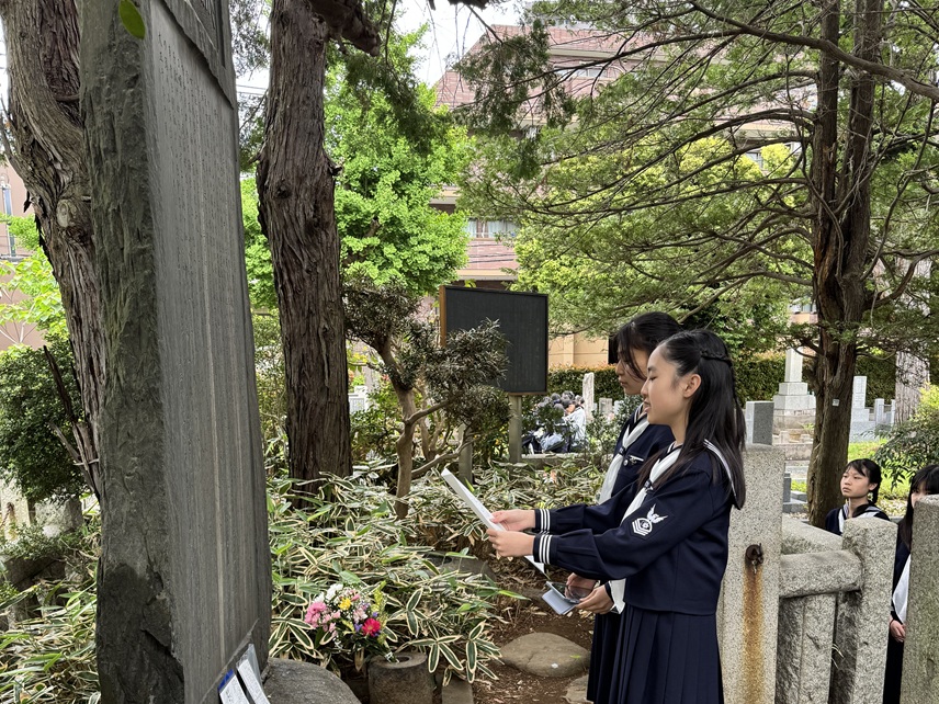 創立者 成瀬仁蔵の墓前にて