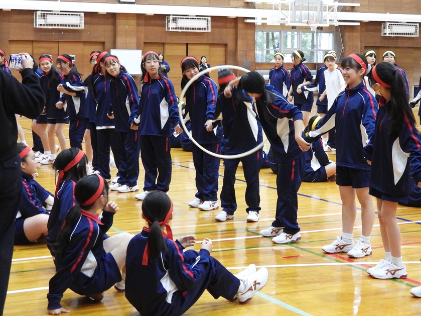 フラフープくぐりに悪戦苦闘!
