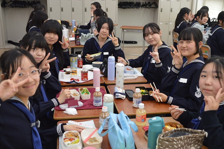 昼食を食べて交流を深めました