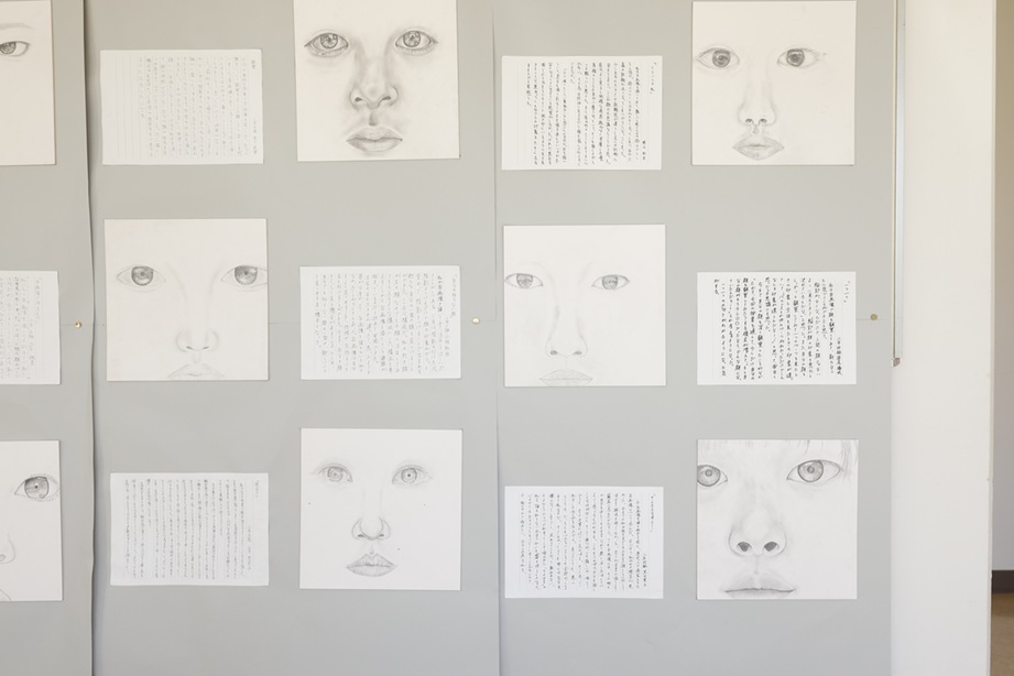 十月祭では2年生全員の自画像を展示します