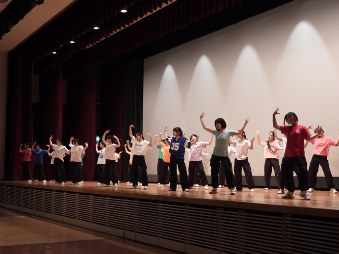 体操クラブのパフォーマンスで始まります！