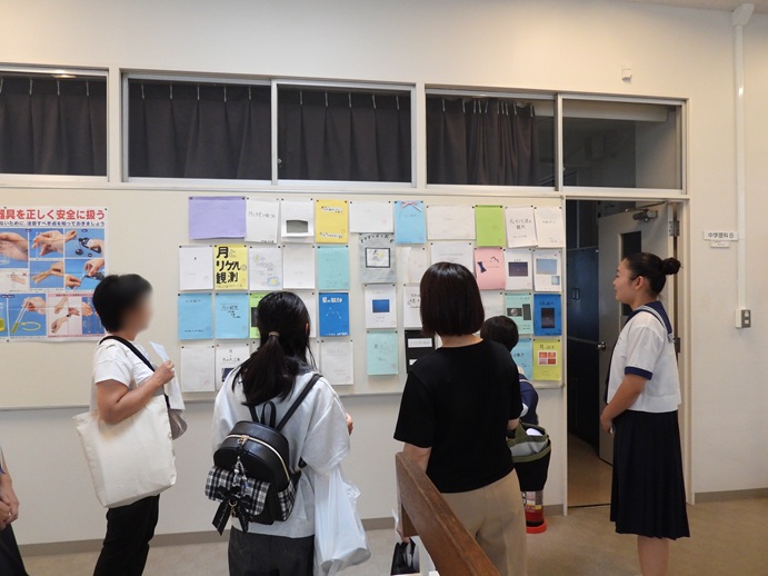 サポーターズ生徒による校内見学ツアー