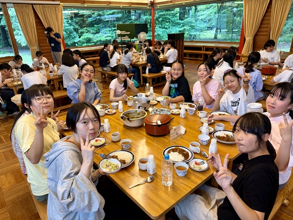 班のメンバーで協力して配膳をします