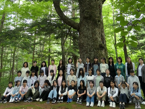 大もみの木の前で集合写真を撮影