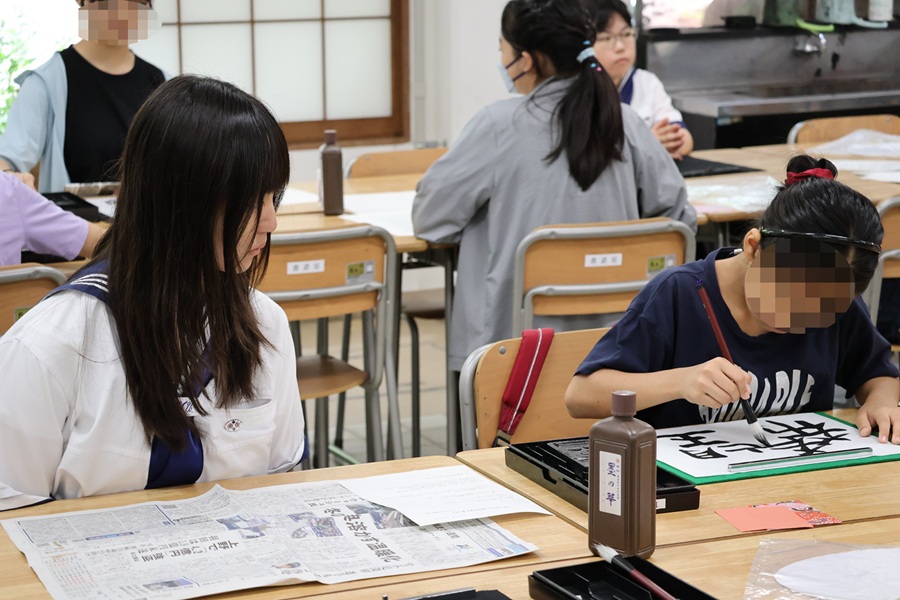 書道クラブ:筆でうちわに好きな字を書こう!
