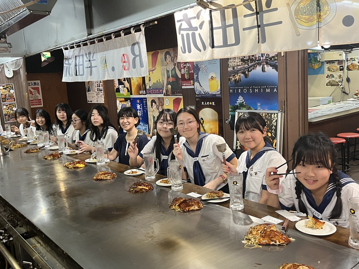 鉄板から直接お好み焼きをいただきました