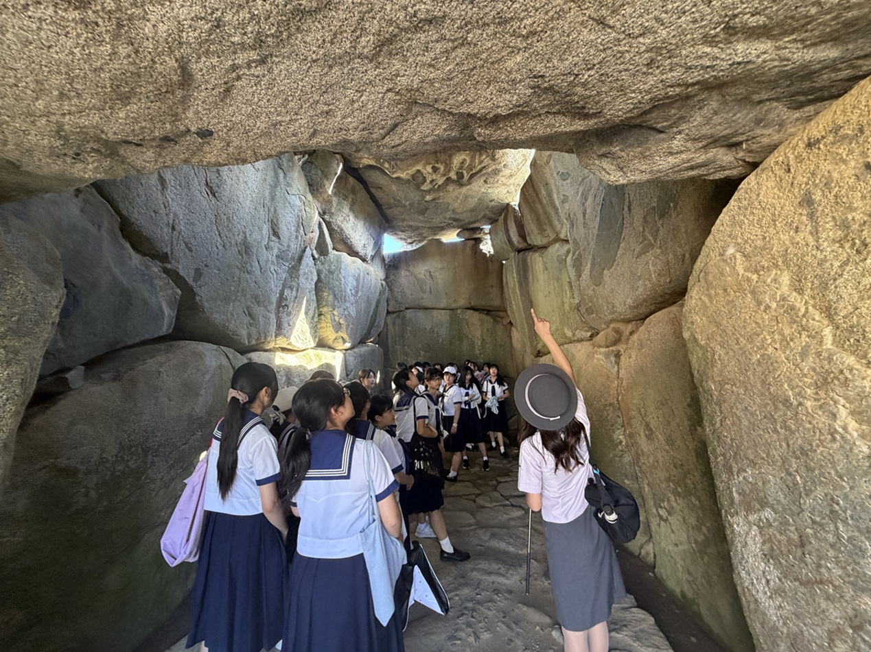 石舞台古墳の中に入ります