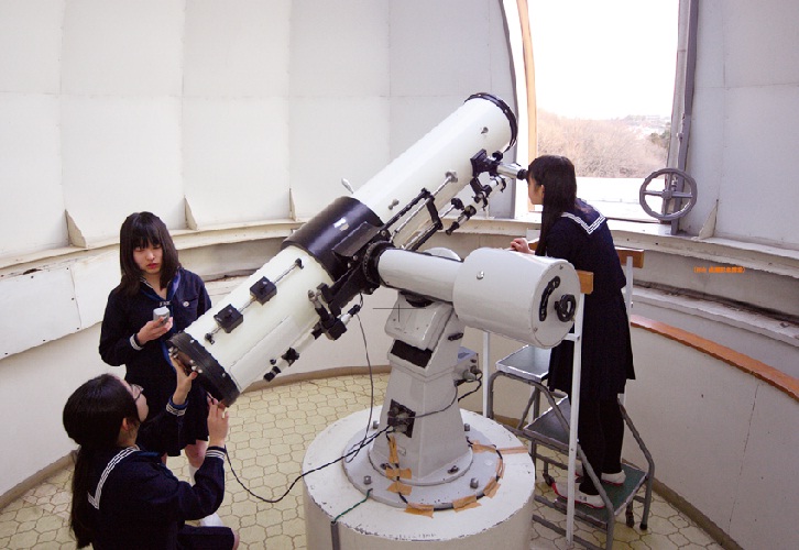 天文部部員が望遠鏡を操作します