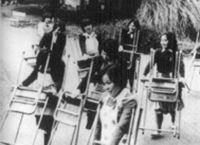 旧校舎から新校舎へ机と椅子を運ぶ高校生[1979年]