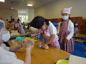材料をまとめて、よくこねて