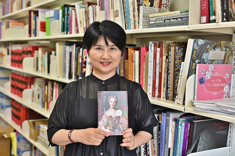 2025.10.24  被服学科内村理奈教授が『名画のプリンセス 拡大でみる60の衣生活事典』を上梓