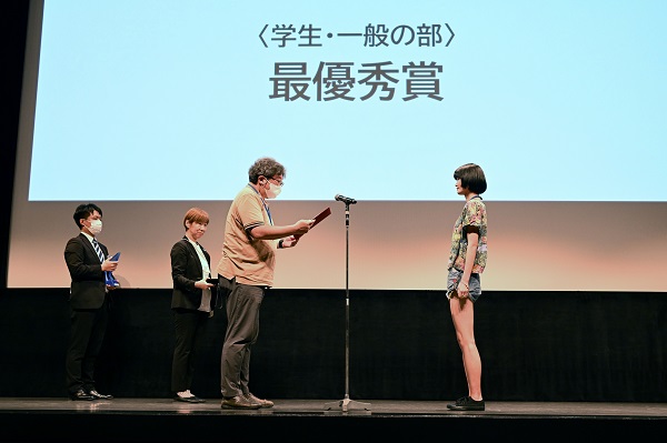 審査委員長の樋口真嗣監督から賞状を受け取る(写真提供:ミライREBORNスマイ プロジェクト事務局)