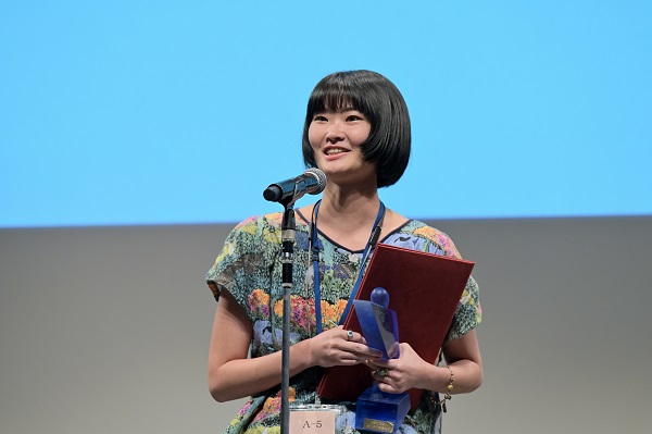 受賞スピーチを行う矢野さん(写真提供:ミライREBORNスマイ プロジェクト事務局)
