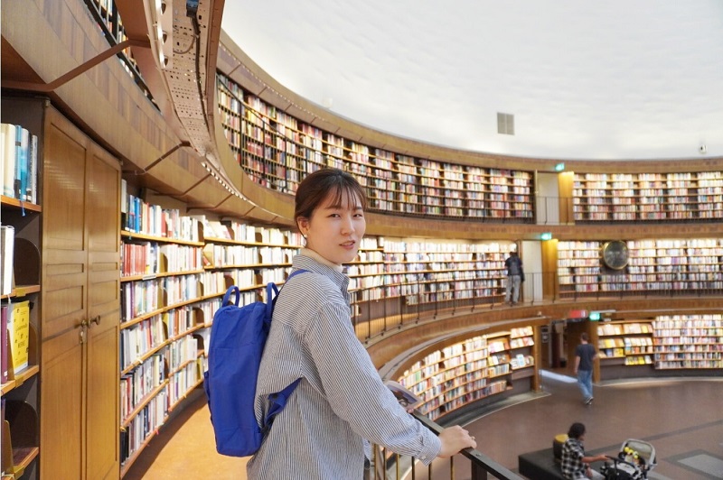 スウェーデンの建築家アスプルンドが設計したストックホルム市立図書館にて