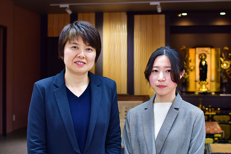 （写真左から）史学科藤井教授と板橋区教育委員会の神子さん