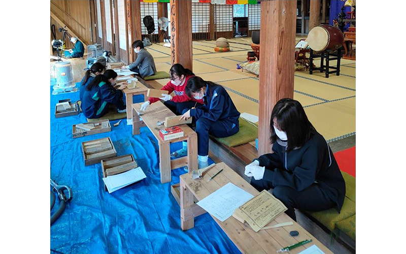 文学部史学科「鴨川市のお寺で経典整理ワークショップ」