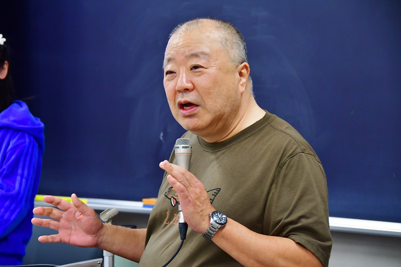 国際文化学部の都築響一特別招聘教授