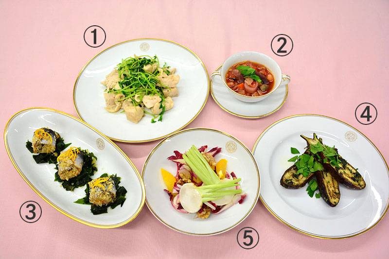  “The Japan Diet”の素材を生かした一汁四菜御膳（洋食Ver） ①鶏むね肉と豆苗の炒め／②野菜だけのボルシチ／③鰯のオーブン焼き／④茄子の香草焼き、レモン風味／⑤蕪とアンディーブとオレンジのサラダ、クルミ添え（写真は料理教室のデモンストレーションで、シェフが調理したもの）