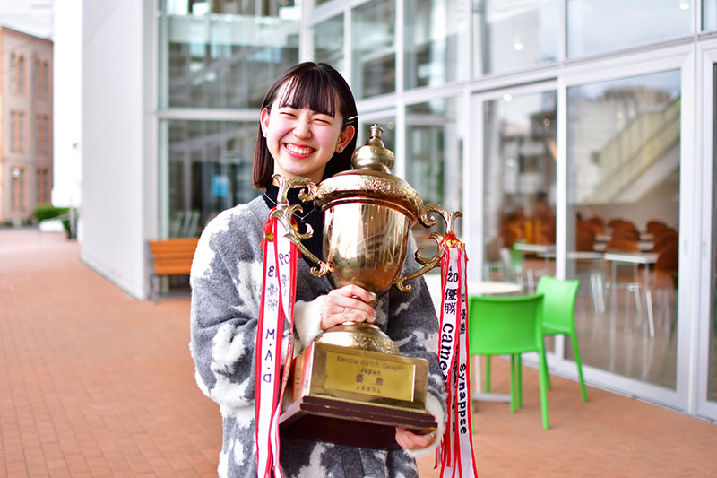 全国大会優勝のトロフィーと