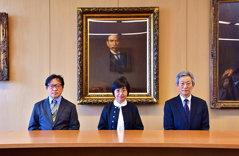 左から細川名誉教授、篠原学長、岡本名誉教授(※定行名誉教授はご都合によりご欠席)