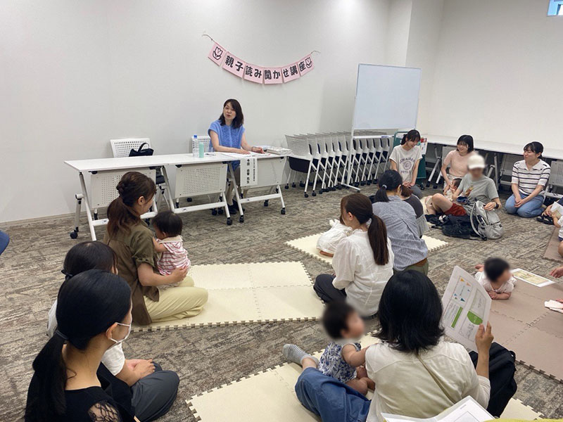 図書館内の多目的ホールのリラックスした環境で講座が行われました