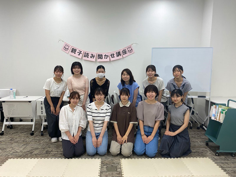 今田准教授と学生スタッフ