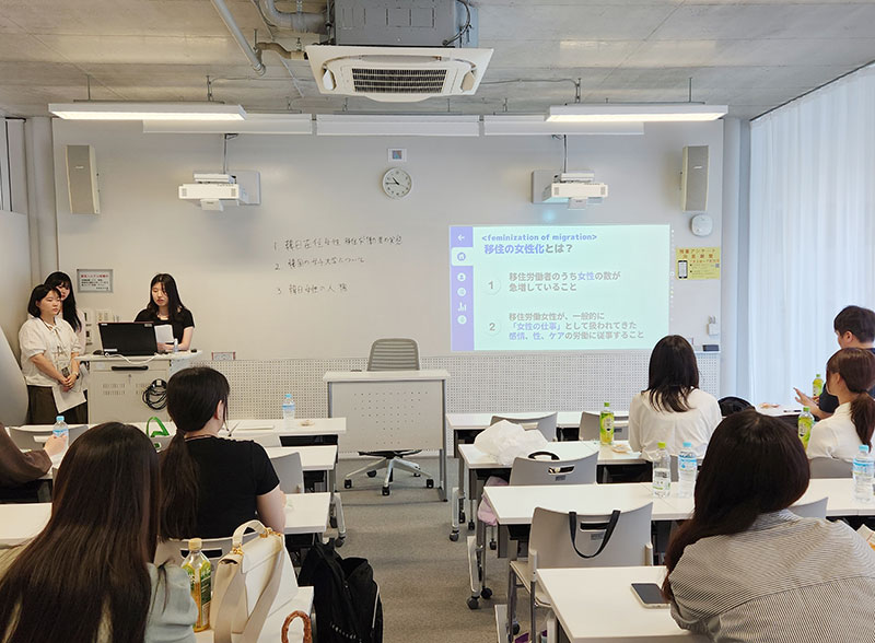 平田教授のゼミで発表する誠信女子大学の学生