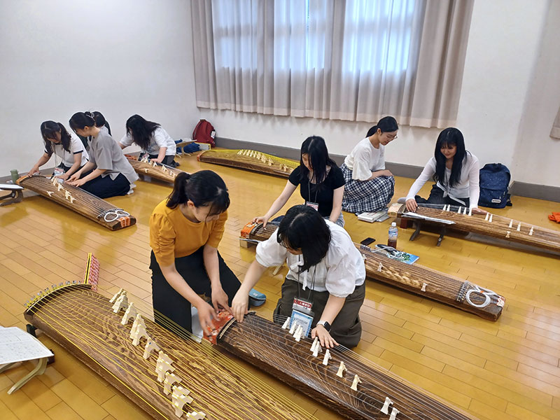 はじめての筝の演奏に挑戦