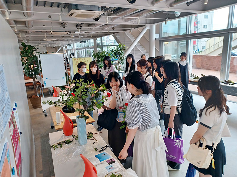 杏彩館では草月流華道部の活動を見学