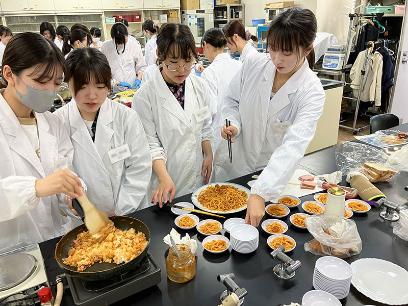 製品をアピールするためにアレンジレシピを試作するチームも