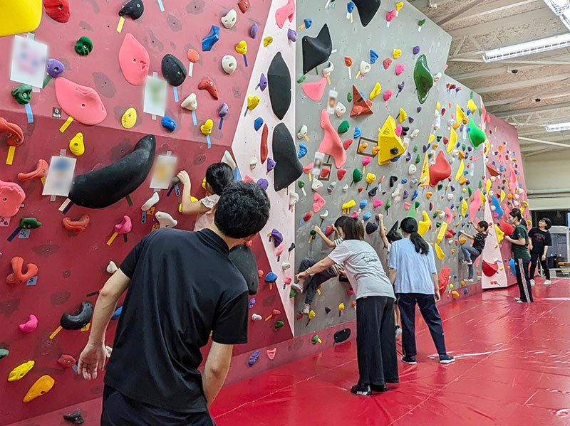 夢中でクライミングに挑戦する子どもたち
