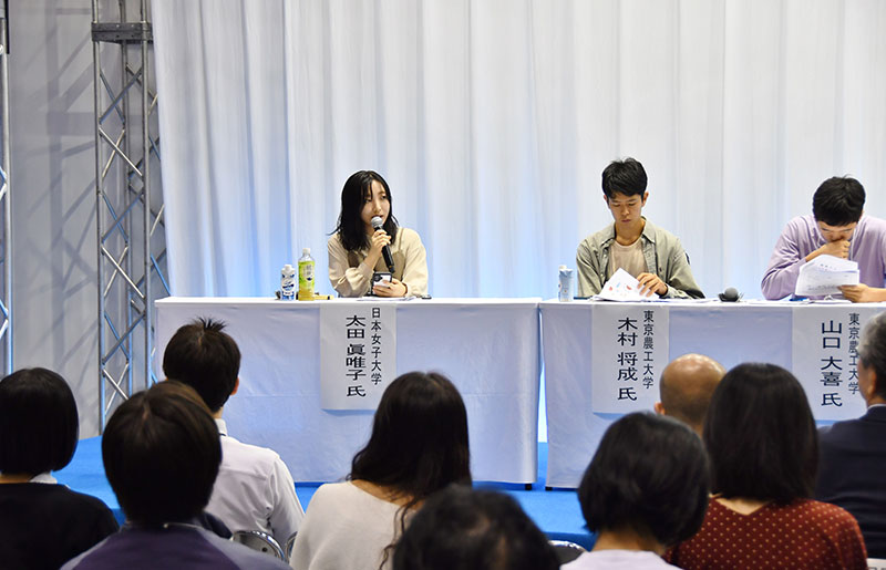 自身の研究について説明をする太田さん。「パッケージの未来の姿について、ここにいるみなさんと楽しく話し合えたらと思います」と意気込みを語りました