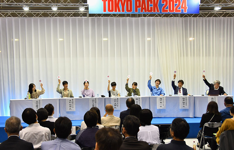 主催者が準備した10個質問に〇×で回答する登壇者。ディスカッションのテーマは、回答状況を見て10個の質問の中から決められました