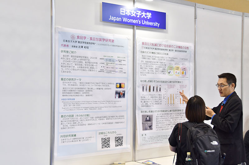 来場者に研究内容を説明する北澤准教授