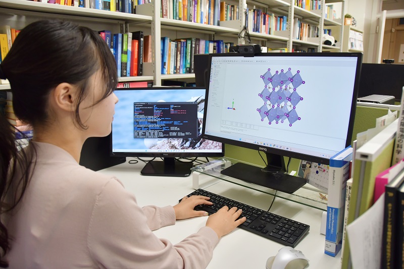 スーパーコンピュータで計算した数値を結晶構造に可視化するソフト等も使い研究を進める