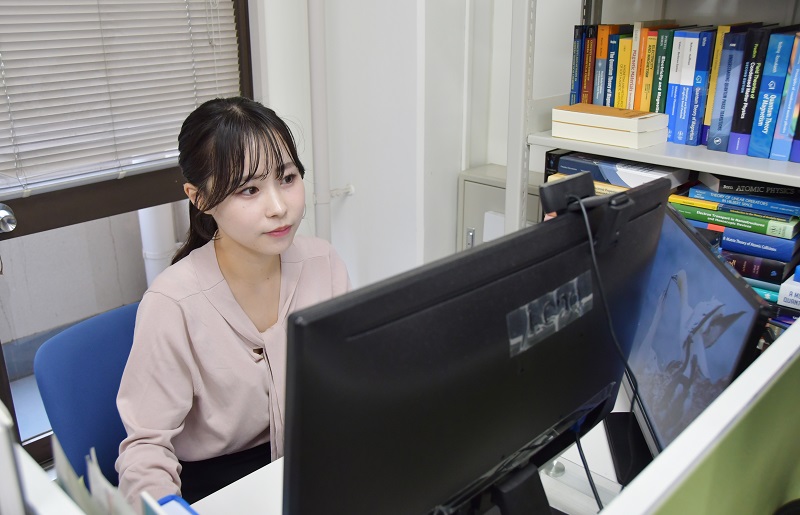 研究室の一番奥が大竹さんの机。それぞれが机の周りを研究しやすい環境に整えている。なかには推しグッズをモニター横に置いている学生も。