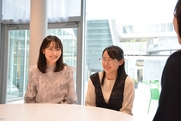 写真左から 管理栄養士専攻の仁田さん、食物学専攻の松前さん