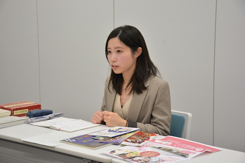 社会で活躍されている卒業生の神子美涼さんに、JWU PR アンバサダーのR.N、M.Y、H.Sの3名がお話を伺いました