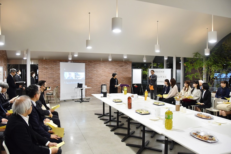 篠原学長の挨拶。表彰式・発表会には応募した学生たちや各学科の先生方が集まった
